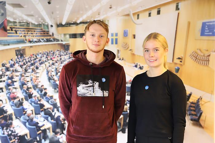 Två elever besöker riksdagen i stockholm