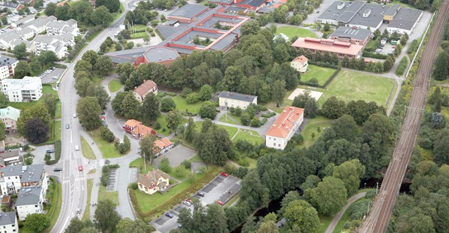 Flygfoto som visar Dergården ovanifrån.